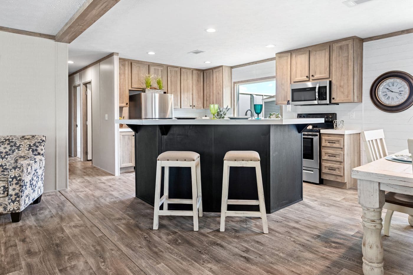 Crazy eights kitchen home features