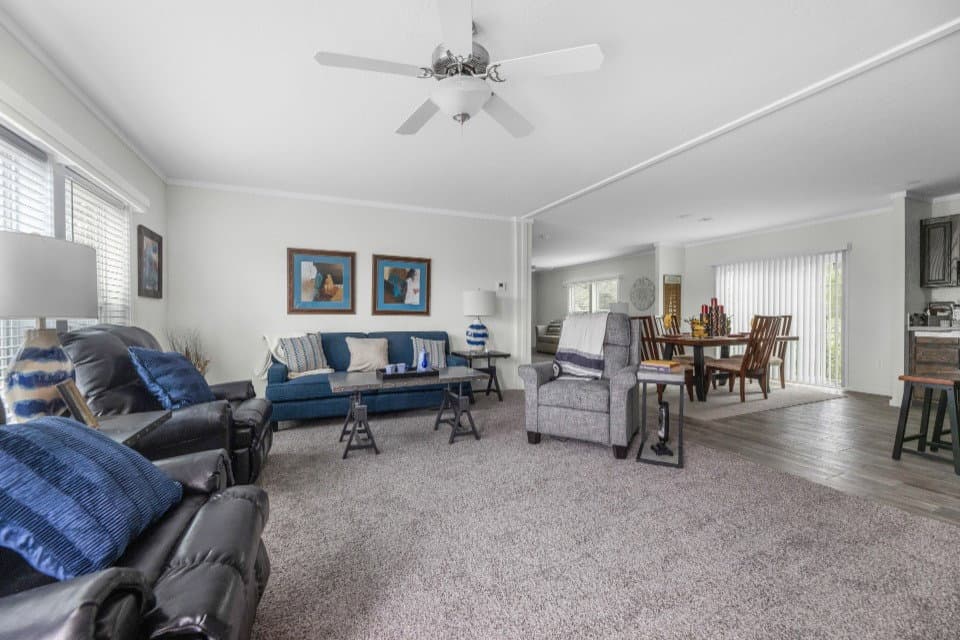 Emerald 28603a interior home features