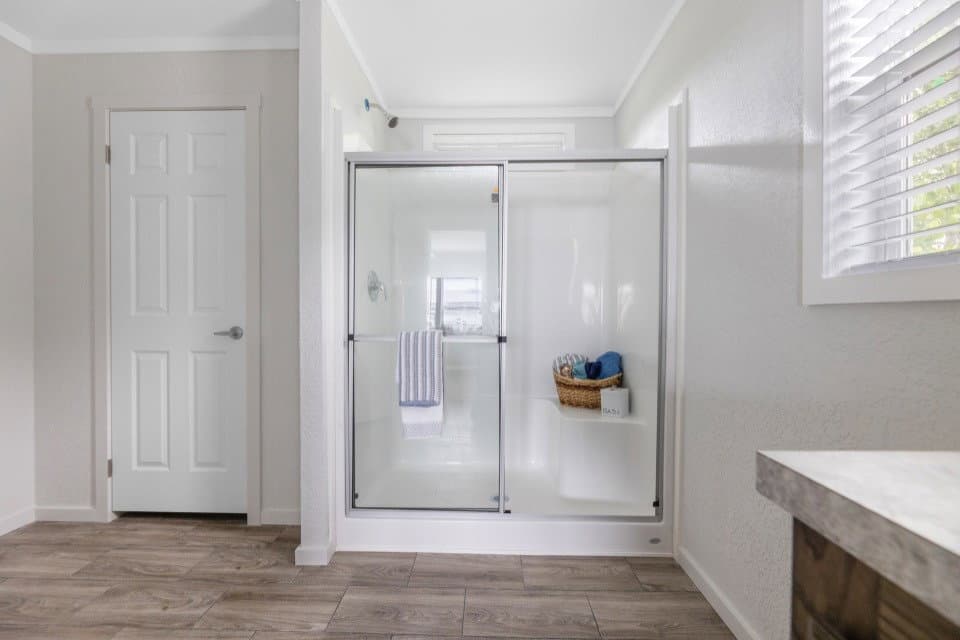 Emerald 28603a bathroom home features