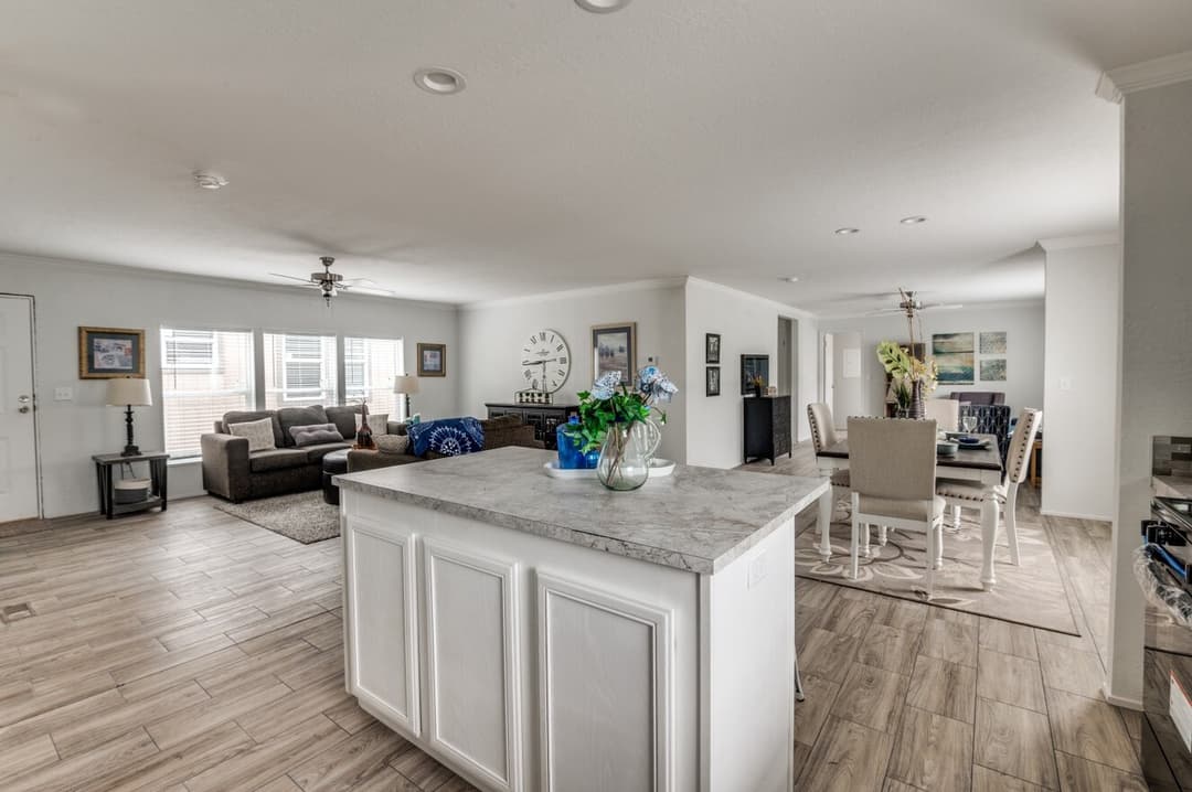 Emerald 28603a kitchen home features