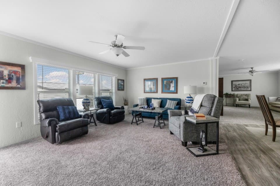 Emerald 28603a interior home features
