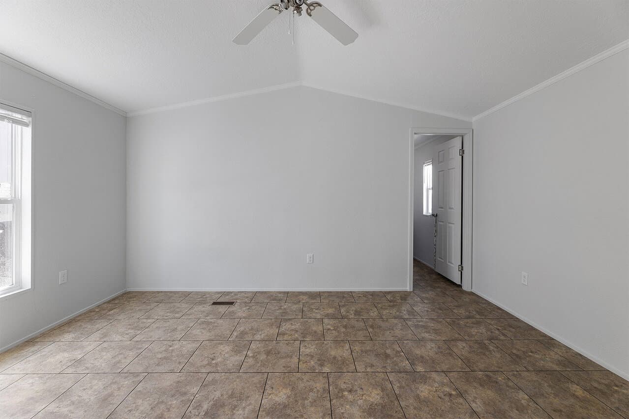 Emerald 16723a interior home features