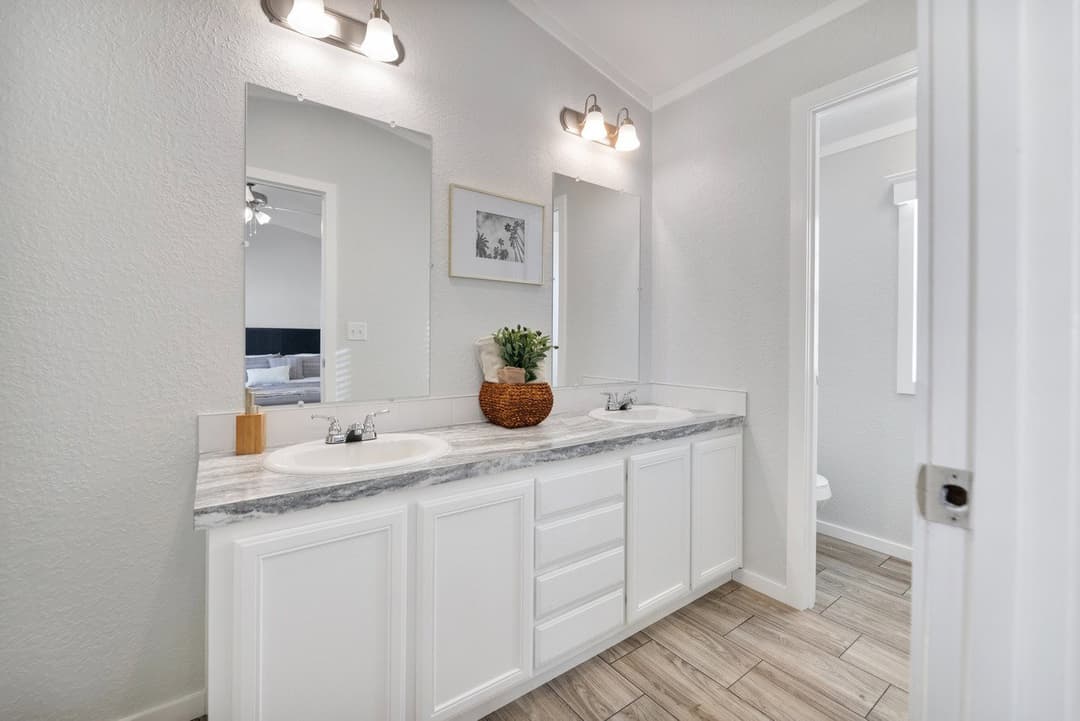 Emerald 16682a bathroom home features