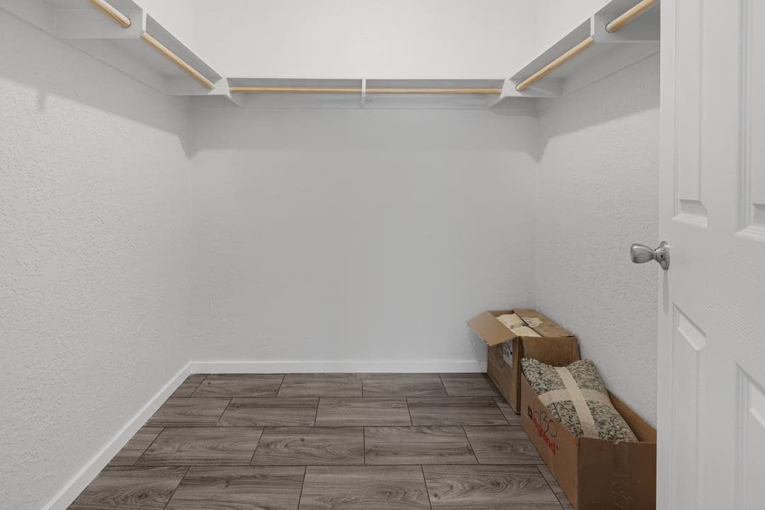 Topaz 28563a interior home features