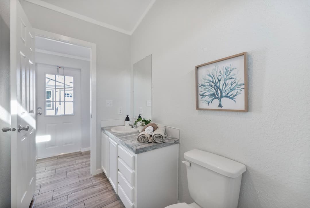 Emerald 16682a bathroom home features