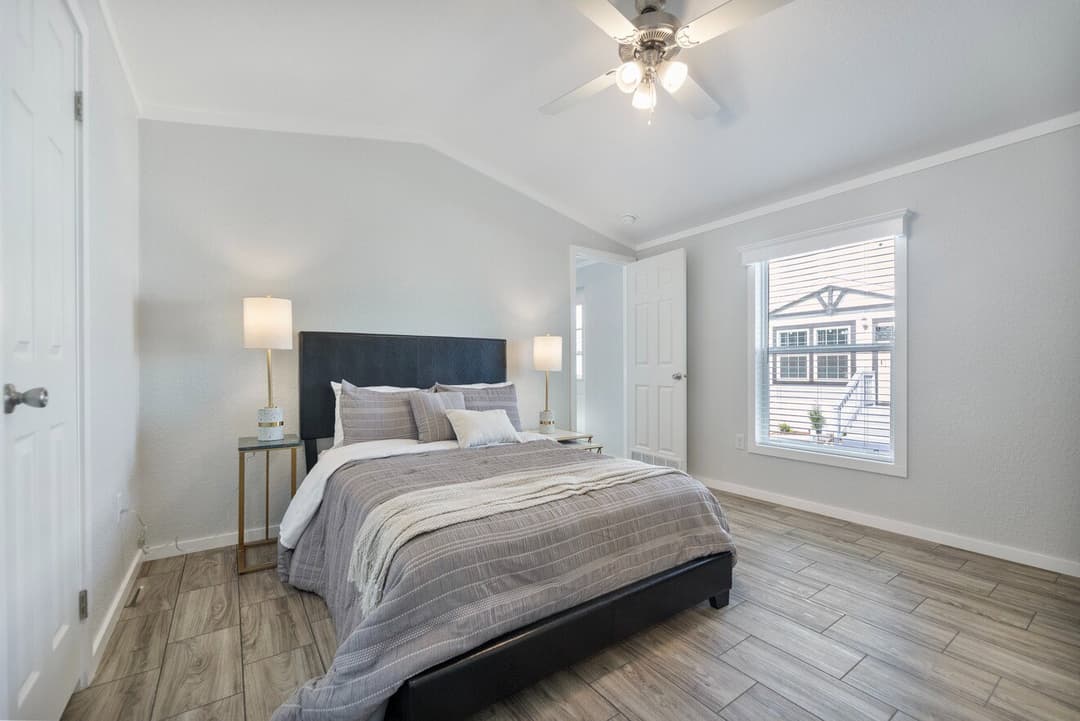 Emerald 16682a bedroom home features