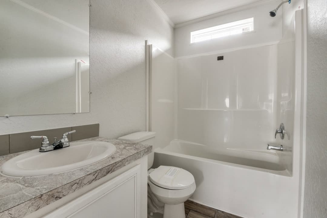 Emerald 28603a bathroom home features