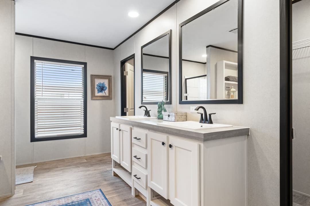 Hercules bathroom home features