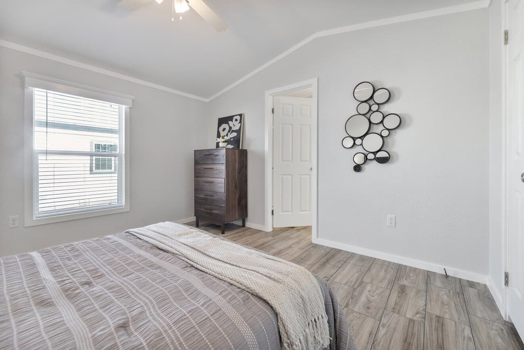 Emerald 16682a bedroom home features